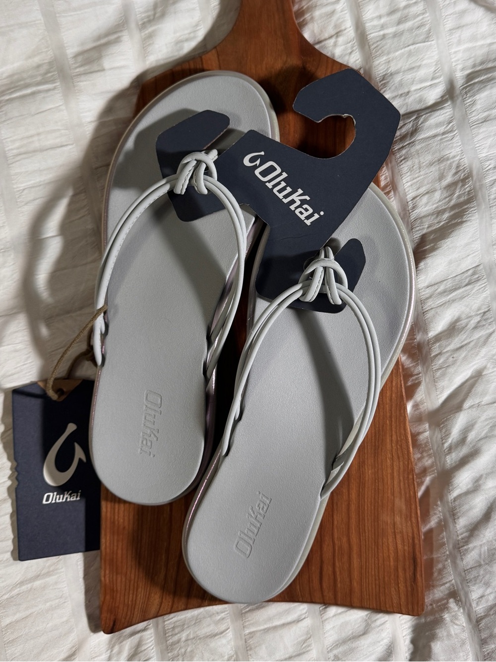 OluKai Aka Sandals NEW us size 6 Iridescent Vapor Knotted Strap Thong flip flop